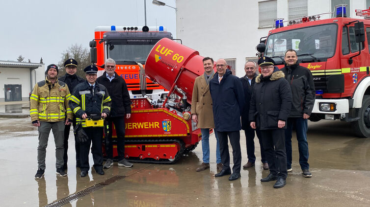 v. l. André Grothues (Kommandant Feuerwehr Burgkunstadt), Tilo Kraus (Kreisbrandinspektor), Andreas Leikeim (Kommandant Feuerwehr Altenkunstadt), Peter Volk (Geschäftsführer BHF), Kamil Christoph Kasprowicz (Geschäftsführer BHF), Christian Meißner (Landrat Lichtenfels), Robert Hümmer (Bürgermeister Altenkunstadt) Timm Volger (Kreisbrandrat), Michael Kannengießer (Brandschutzbeauftragter BHF und BAUR-Gruppe)
