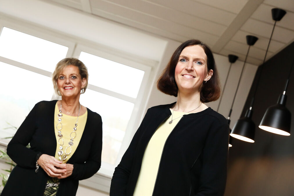 Sabine Kratochwil und Carolin Schmidt (vorne)