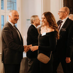 Stephan P. Elsner und Georg von Waldenfels begrüßen die Gäste: Svende Böhm und Harald Kinder (beide BAUR)