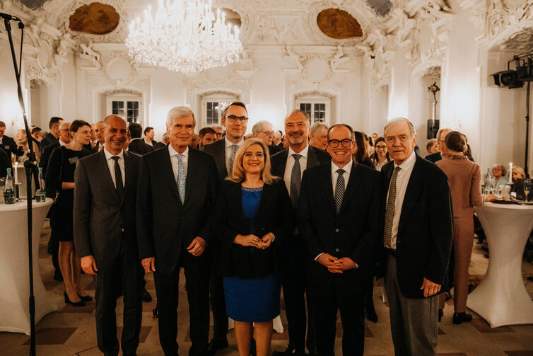v. l. Christian Meißner (Landrat, Lkr. Lichtenfels), Dr. Michael Otto (Aufsichtsratsvorsitzender Otto Group), Kay Schiebur (Otto Group Vorstand), Melanie Huml (Bayer. Europaministerin); Stephan P. Elsner (Vorsitzender der Geschäftsführung BAUR-Gruppe), Hans-Christian Müller (Geschäftsführer BAUR-Gruppe), Dr. Georg Freiherr von Waldenfels (Vorsitzender Kurator Friedrich-Baur-Stiftung)