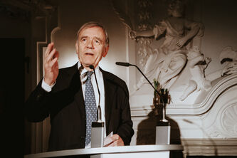 Georg Freiherr von Waldenfels, Vorsitzender der Friedrich-Baur-Stiftung, eröffnete den Abend.