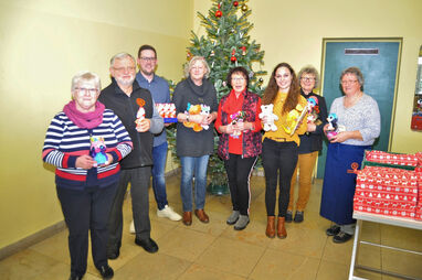 Stefan Gagel (3. v. li.) und Verena Säum (3. v. re.) übergaben die prall gefüllten Spendenkartons der BAUR-Gruppe und von NICI, darüber freuten sich Tafel-Vorsitzender Herbert Mayer (2. v. li.) und sein Team, von rechts die stellvertretende Vorsitzende Helga Mayer sowie Ulrike Kuhn, Uschi Wagner, Edith Hahn und Ingrid Kohles vom Tafelvorstand.