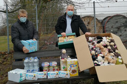 Georg Hofmann und Bernd Gärtner (rechts) von der AWO auf dem Betriebsgelände von BFS Baur Fulfillment Solutions in Neustadt.