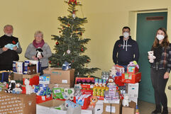 Ingrid Kohles und Herbert Mayer (links) von der Tafel Burgkunstadt mit Ramona Hümmer und Fabian Müller von Unternehmenskommunikation der BAUR-Gruppe.