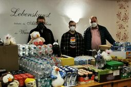 Georg Hofmann und Bernd Gärtner von der AWO zusammen mit Fabian Müller (Mitte) bei der Übergabe der Sachspenden.