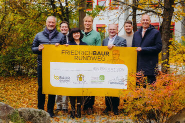 Bei der Vorstellung des Friedrich-Baur-Rundwegs: Stephan P. Elsner, Michael Röthel (Head of Corporate Responsibility, BAUR-Gruppe), Melanie Baier (Graphic Designer, BAUR-Gruppe), Michael Stromer, Dr. Otmar Fugmann, Michael Zapf und Christian Meißner. 