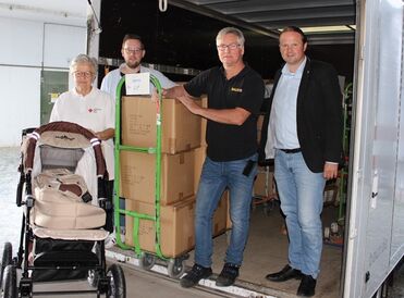 Spendenübergabe beim Roten Kreuz in Lichenfels: v. l. Rosemarie Göhring (stv. BRK-Kreisvorsitzende), Stefan Gagel (Pressesprecher BAUR-Gruppe), Thomas Schmidt (BAUR-Gruppe), Stephen Bauersachs (stv. BRK-Kreisgeschäftsführer)