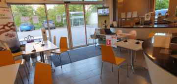 Im Eingangsbereich registrierten sich Spender*innen und warfen ihre Gewinnzettel in die aufgestellte Losbox.