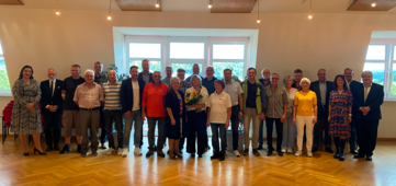 BAUR-Personalreferentin Claudia Schröder; die Initiatorin der Blutspendeaktion Doris Bergmann, die Bürgermeister*innen Christine Frieß, Robert Hümmer und Matthias Müller sowie vom Roten Kreuz Rosemarie Göhring, Thomas Petrak und Dieter Popp mitsamt allen Ehrungsträger*innen.