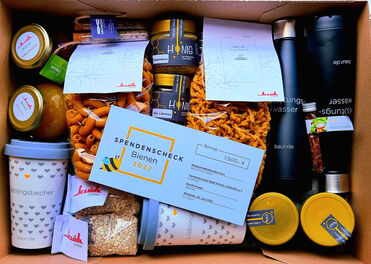 Neben einem Spendenscheck über 1.500 Euro konnten sich die Mitarbeiter*innen des Tierheims über weitere Give-Aways im Präsentkorb freuen - u.a. hauseigenen BAUR-Honig, Nudeln und Marmelade aus den Betriebsrestaurants der BAUR-Gruppe, Kaffee- und Thermobecher sowie Shopping-Bags