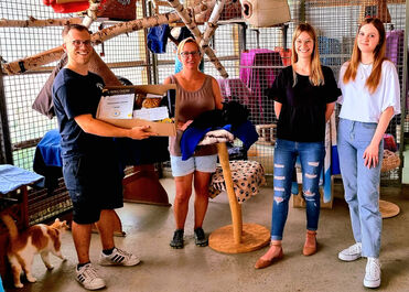 Die beiden Auszubildenden Franziska Gritzke und Rebecca Döring sowie Fabian Müller aus der Unternehmenskommunikation der BAUR-Gruppe überreichten einen symbolischen Präsentkorb an die Tierheimleitung Sandra Schunk (2. v.l.) vom Tierschutzverein Stadt & Kreis Lichtenfels e.V.